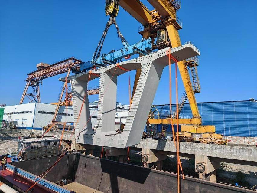 【交通强国】张靖皋长江大桥变截面梁段首船发运成功.docx