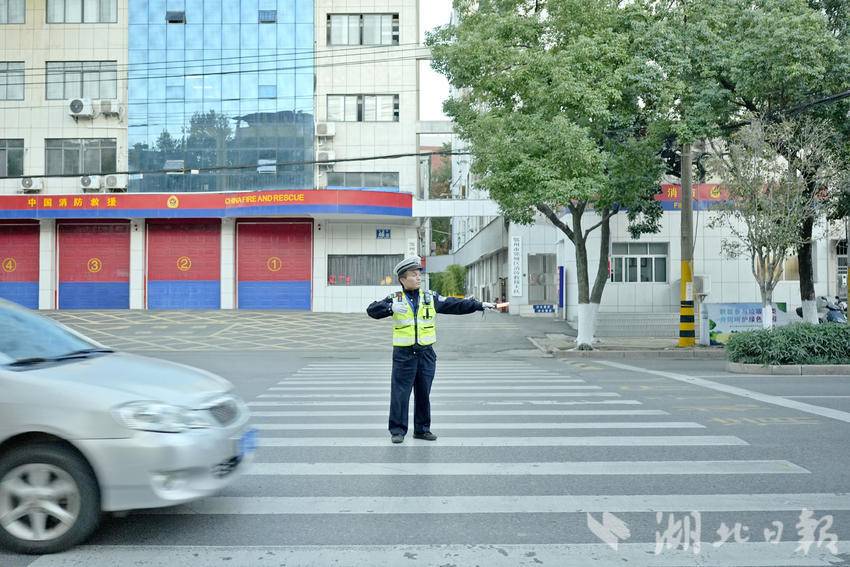 （李超在路面执勤）