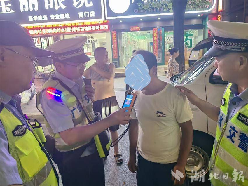 广水交警组织开展夏夜治安巡查宣防第二次集中统一行动