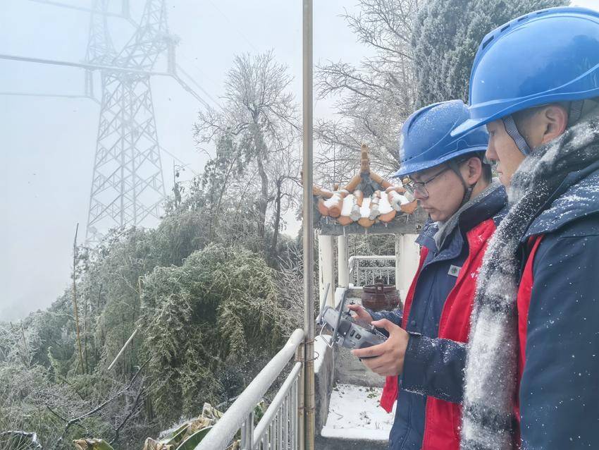 1月20日，国网咸宁供电公司检修分公司输电无人机巡检班利用无人机搭载除冰棒对220赤鸣线进行除冰。（郑喻）