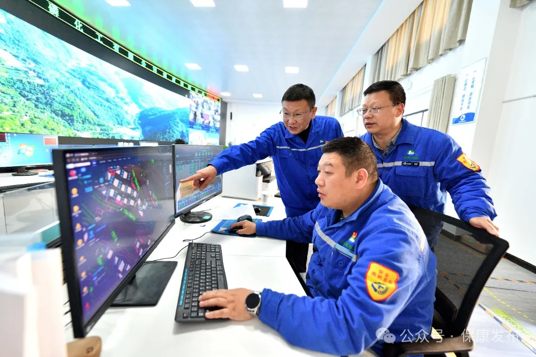 湖北龙蟒磷化工有限公司调度指挥中心，工作人员通过智慧矿山监测系统查看矿洞运行情况.png