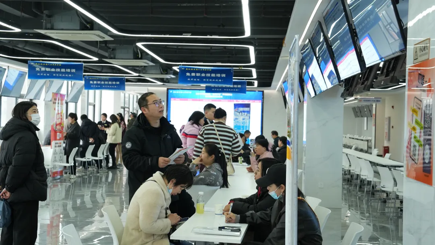 3.28临空港人力资源市场构建多渠道就业服务网.docx