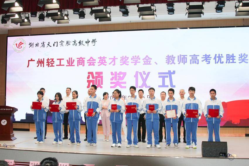 杏坛春晖育桃李  优质教育著新章.docx