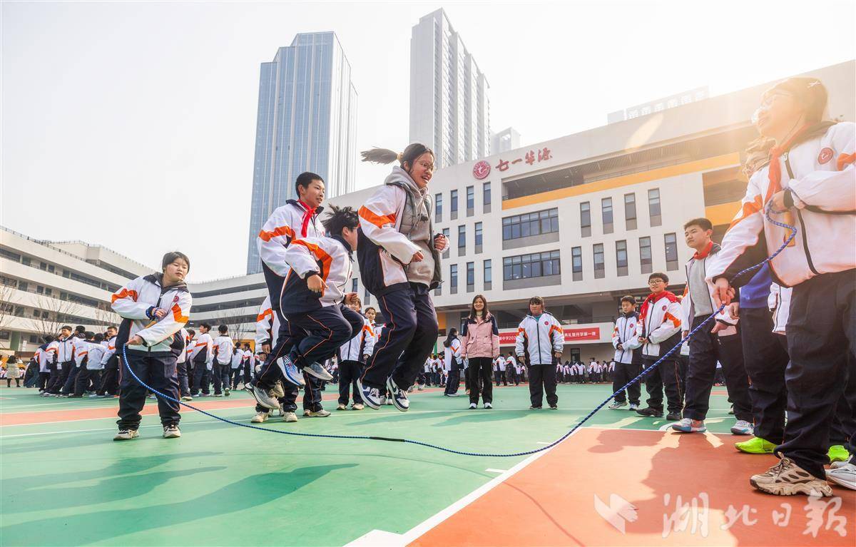 2月24日，武汉市七一华源中学，中学生们在大课间跳绳。