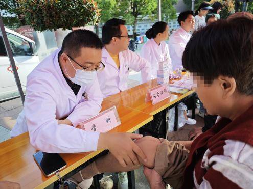 金秋送健康，情暖夕阳红——潜江市中心医院开展敬老月主题大型义诊活动（修改后）.docx