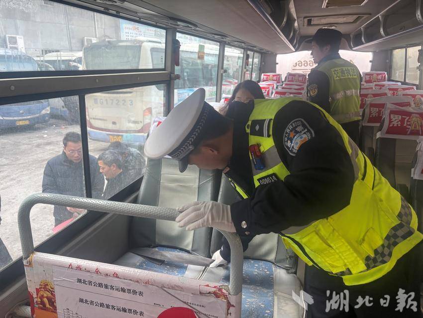 交警排查车辆安全隐患