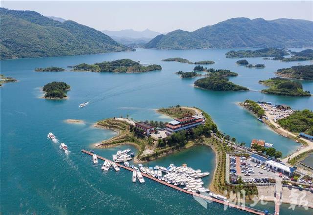 5月1日,阳新县王英镇仙岛湖景区,游船穿梭在碧波之上.
