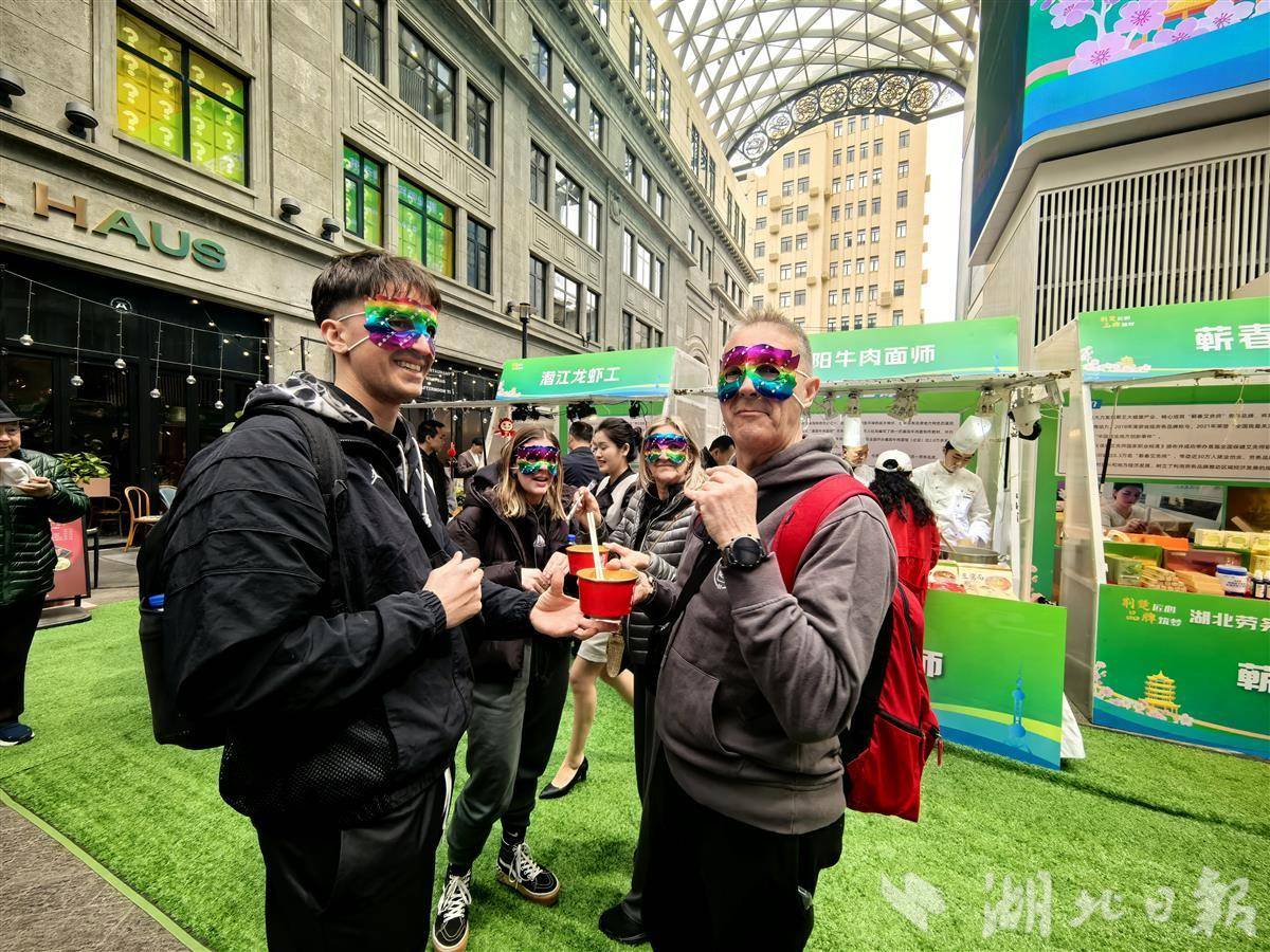 外国友人体验蕲春艾灸师提供的眼贴和襄阳牛肉面师现场烹饪的美食。