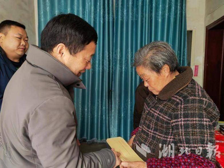 水坪镇慰问老党员.docx