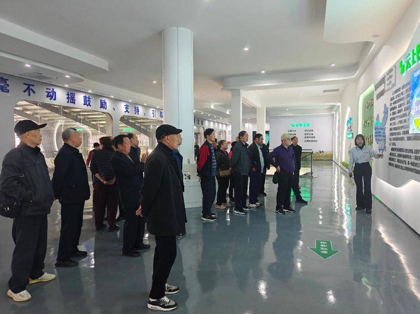 南漳县发改局组织退休老干部开展重阳节活动.docx