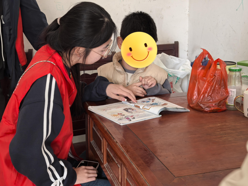 守望红色热土 拥抱红安童心.docx