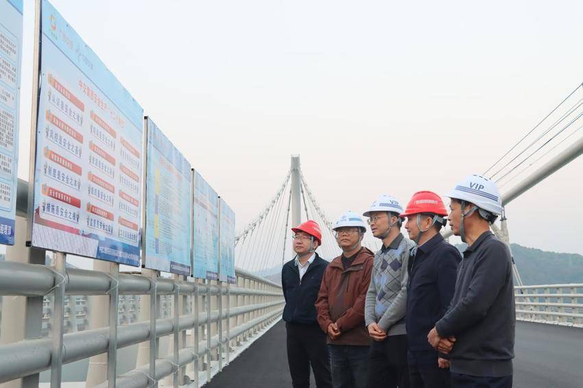 【一线传声】梧州市总工会深入苍容浔江大桥项目调研.docx