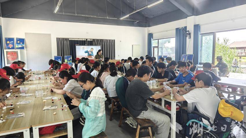 图为参加百工坊研学课程