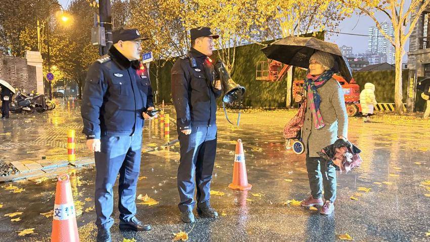 20260101 雨夜守跨年 藏蓝护祥和.docx