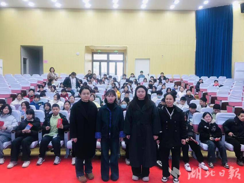 黄山中学：宪法宣传进校园 法治温情暖童心（图文）.docx