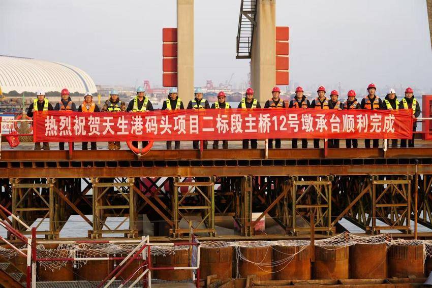 【特别策划】中交二航局南通天生港输煤栈桥首个主墩承台浇筑完成.docx