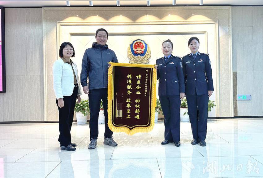 群众送锦旗致谢