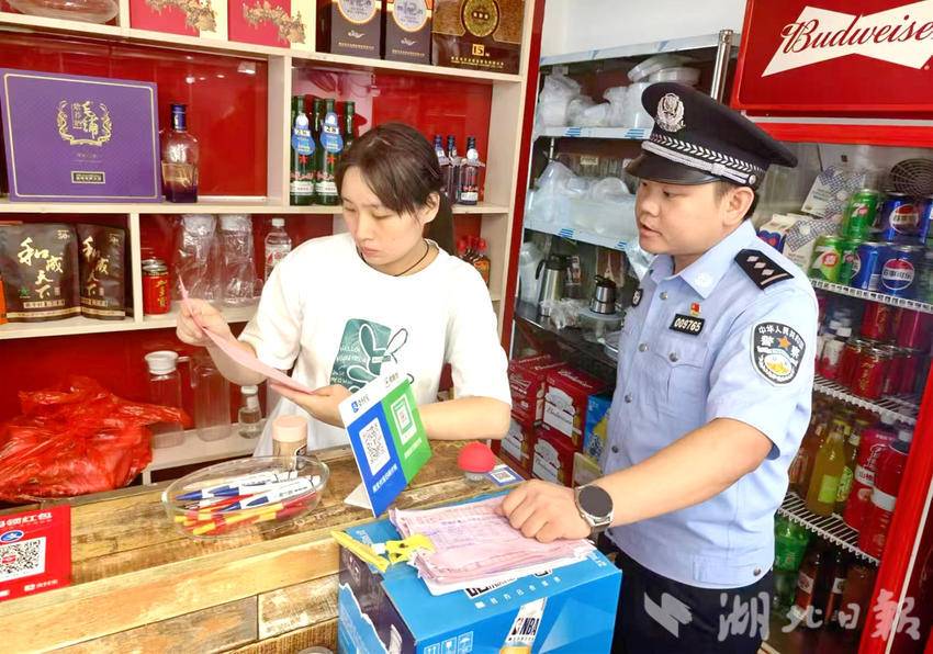 民警宣传食品安全知识