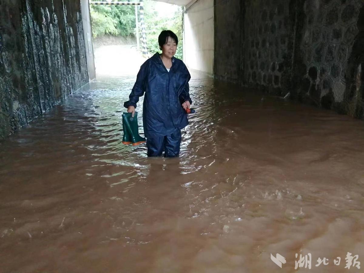 水位已过膝盖