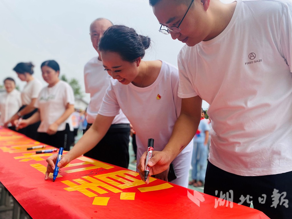镇党员干部签订廉政承诺