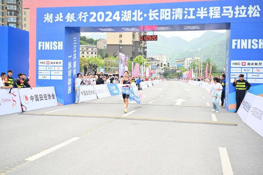 【图文】绿水青山逐“清马” 2024湖北·长阳清江半程马拉松今日开跑.docx
