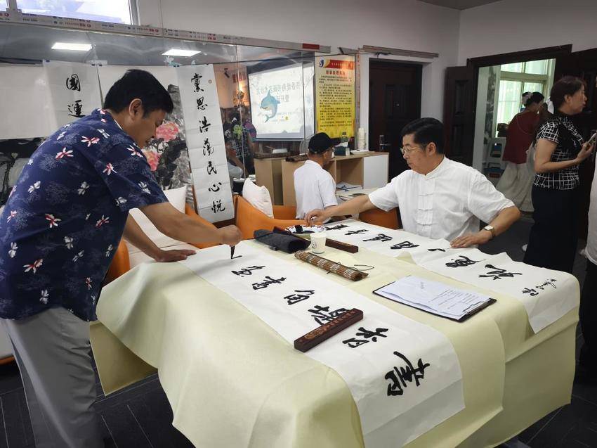 书香润社区 丹青绘未来——堤角社区书画沙龙开班仪式暨名家作品鉴赏会成功举办.docx