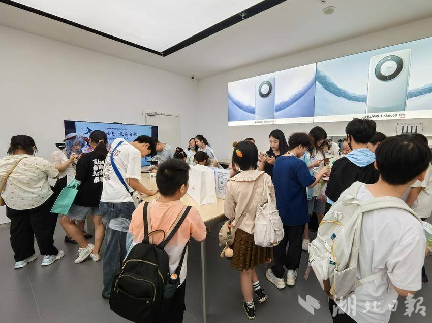 吾悦广场华为授权店人山人海