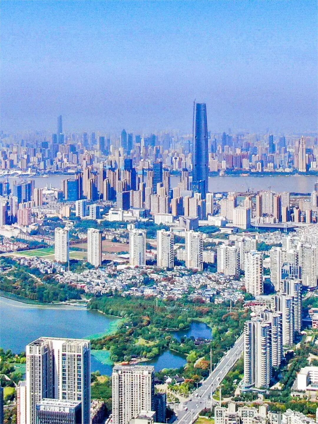 鸟瞰武汉，一派欣欣向荣的景象。（湖北日报全媒记者 薛婷 摄）