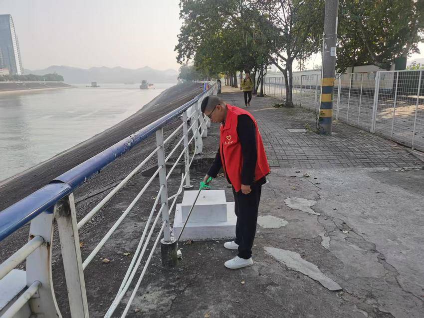 甲街社区组织志愿者清理沿江护坡 助力江岸环境提质.docx