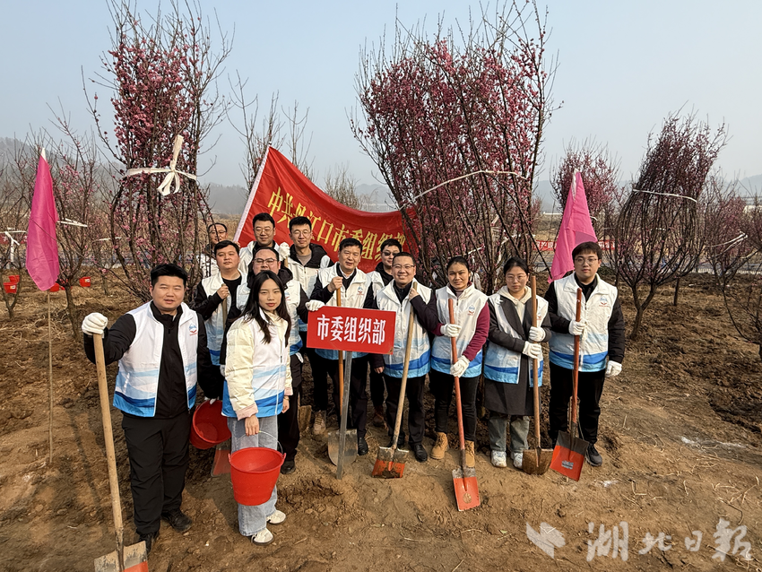 人勤春日定来早，“植”此青绿正当时.docx