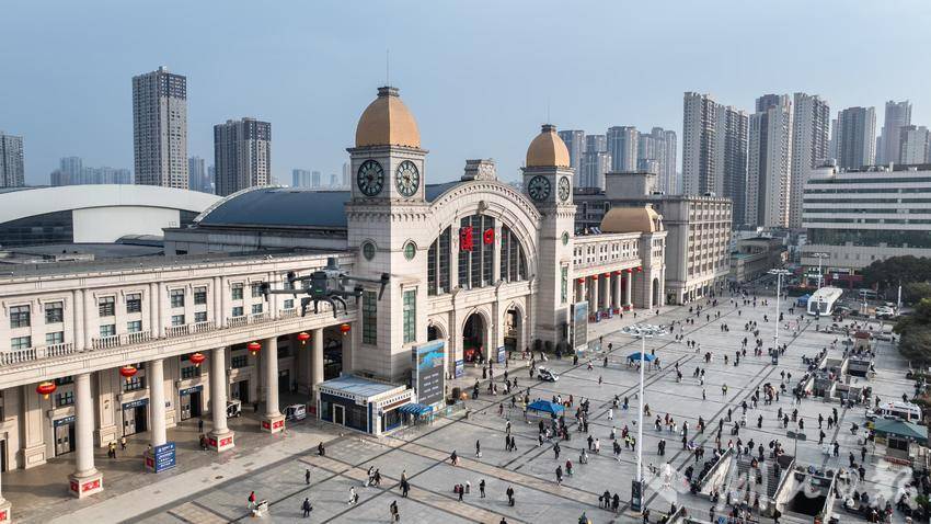1月22日，无人机在汉口火车站南广场飞行巡逻。（受访单位供图）