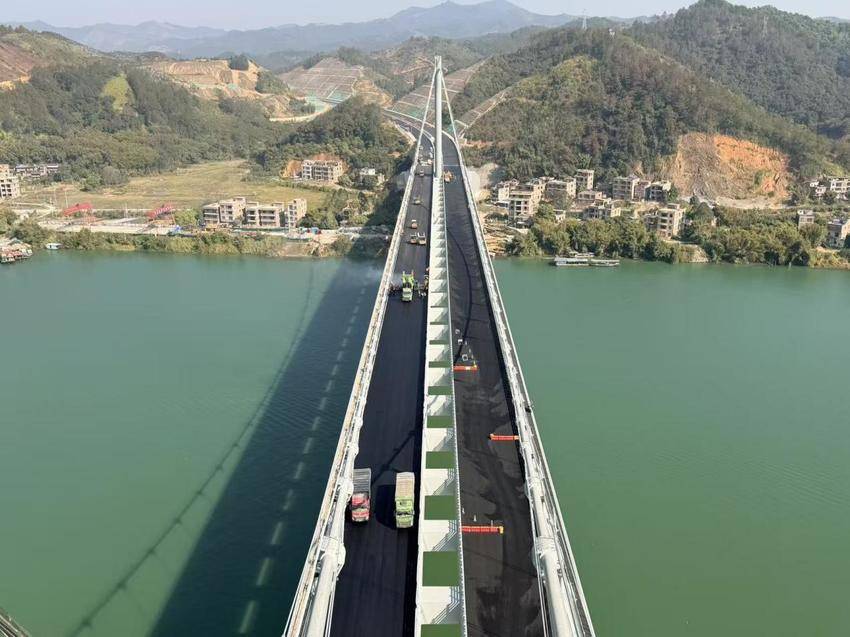 【交通强国】新年新进展！苍容浔江大桥钢桥面沥青铺装完成.docx