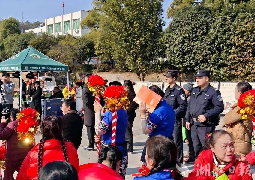 高桥派出所民辅警在活动现场安保