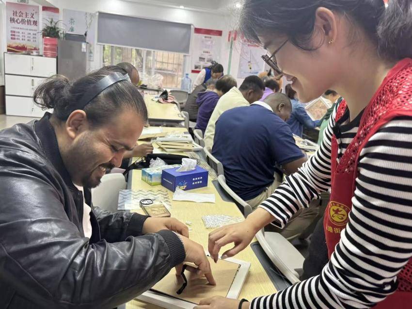 10.23（改1）让非遗文化“走出去”！中外居民制作宋锦珍珠画.docx