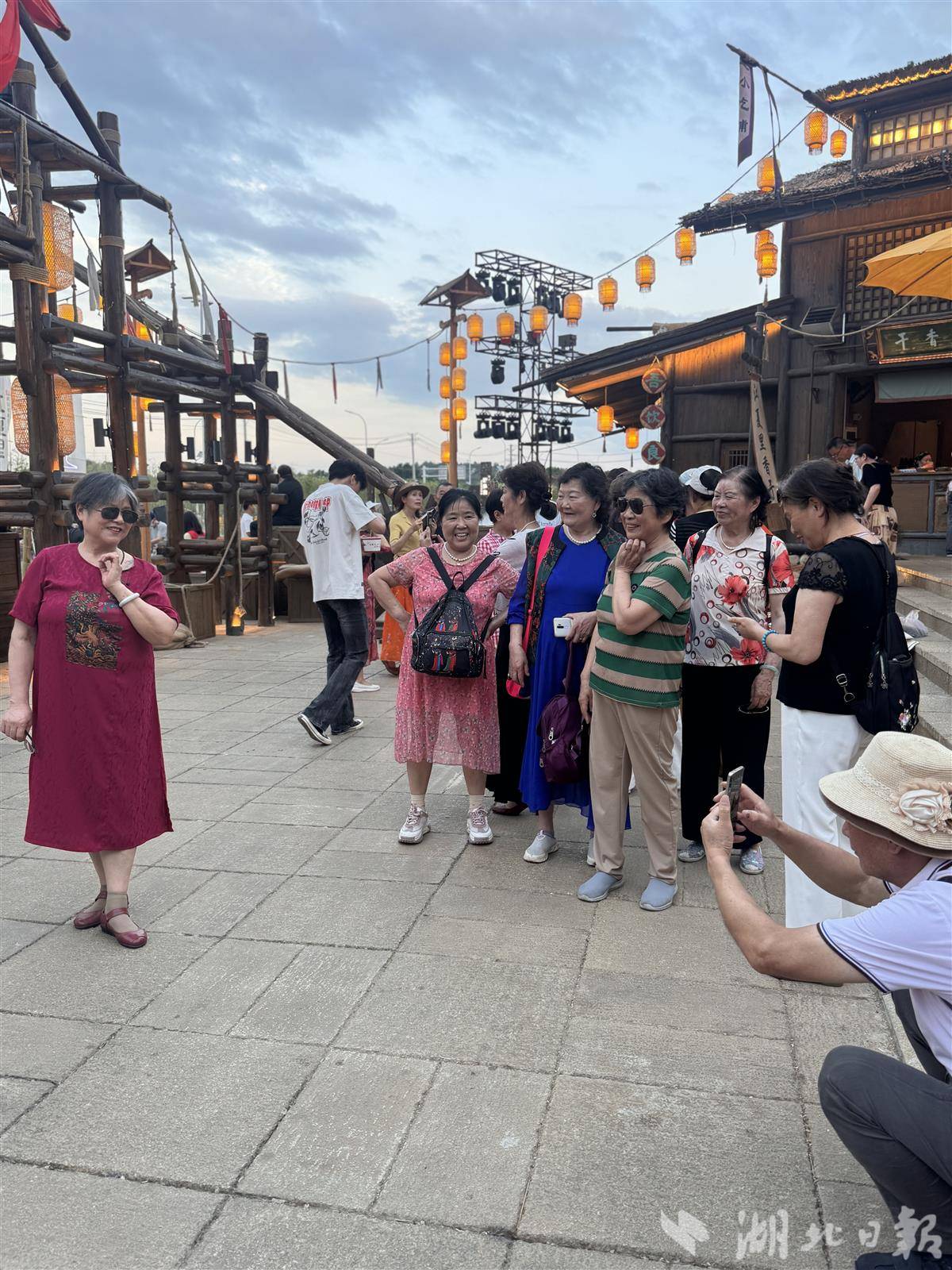 008 游客打卡拍照。湖北日报通讯员 徐婷 摄.jpg
