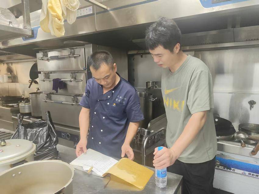 滨湖社区：拧紧燃气“安全阀”，高温防火不松懈.docx