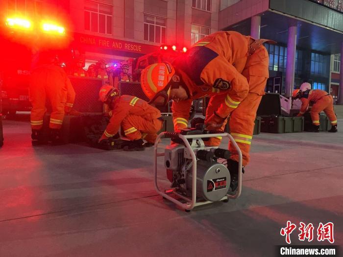 救援人员整理救援装备。 和田地区消防救援支队供图