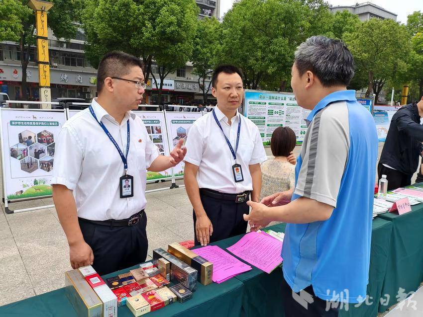 十堰丹江口市烟草专卖局（营销部）积极开展专卖法律法规宣传.docx