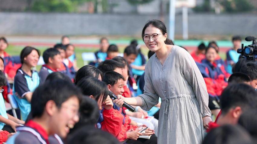 中国好人陈木兰：岛上“木兰”以书香点亮乡村“精神之灯”.doc