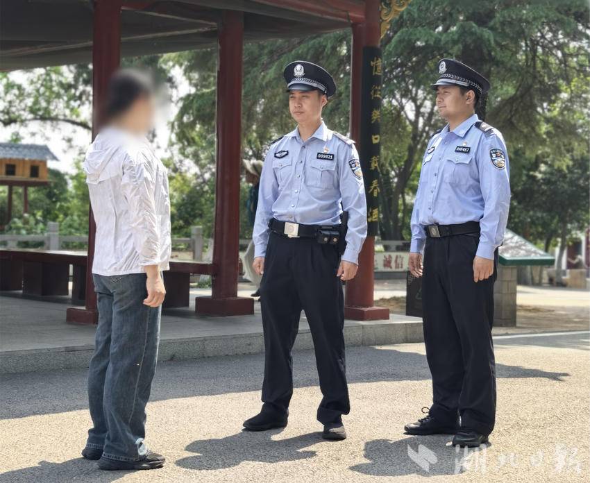 民警接受游客求助