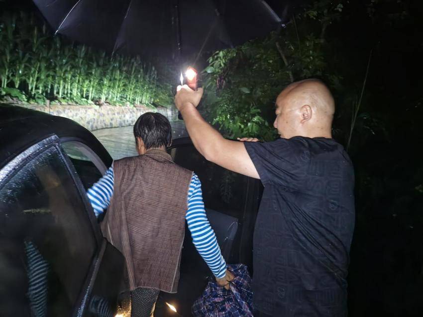 长阳资丘：暴雨中的生命守护战.docx