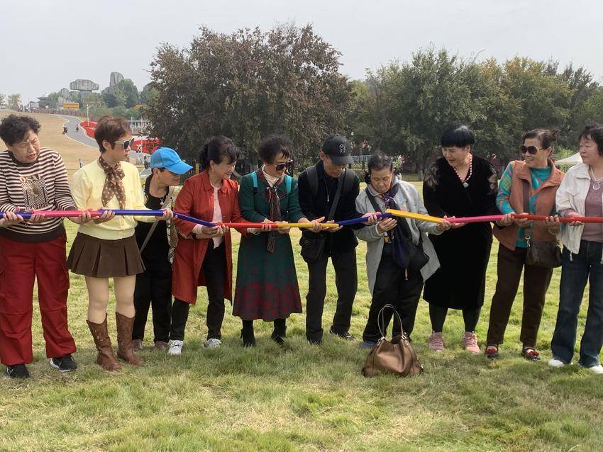 金色暖阳踏秋韵  邻里情深筑和谐.doc