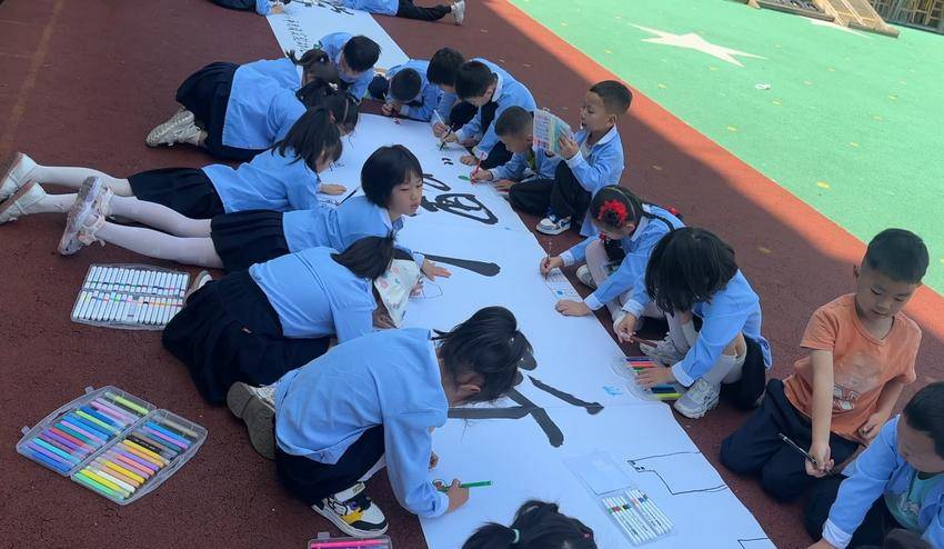 利川市民族实验幼儿园开展幼小衔接活动幼儿沉浸式体验小学新生活.doc