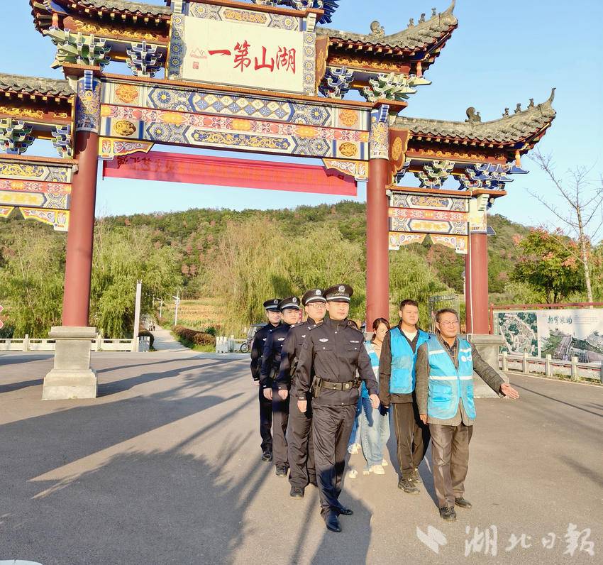 民警在四峰山景区巡逻