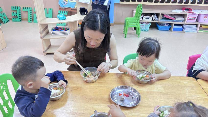8、育才幼儿园陪餐活动.docx