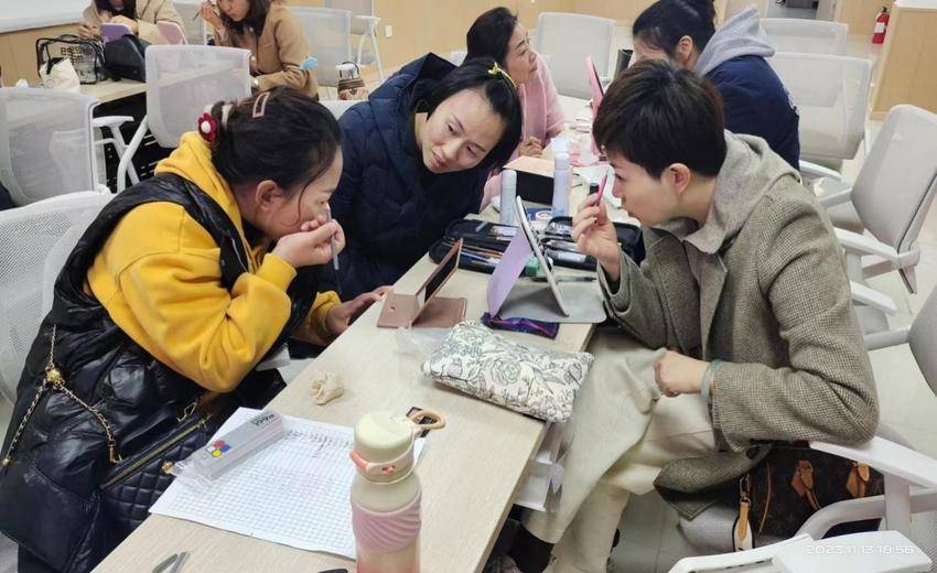 云集街道果园路社区丰富活跃文化生活文明实践活动——感受生活美学，重塑全新自己.docx