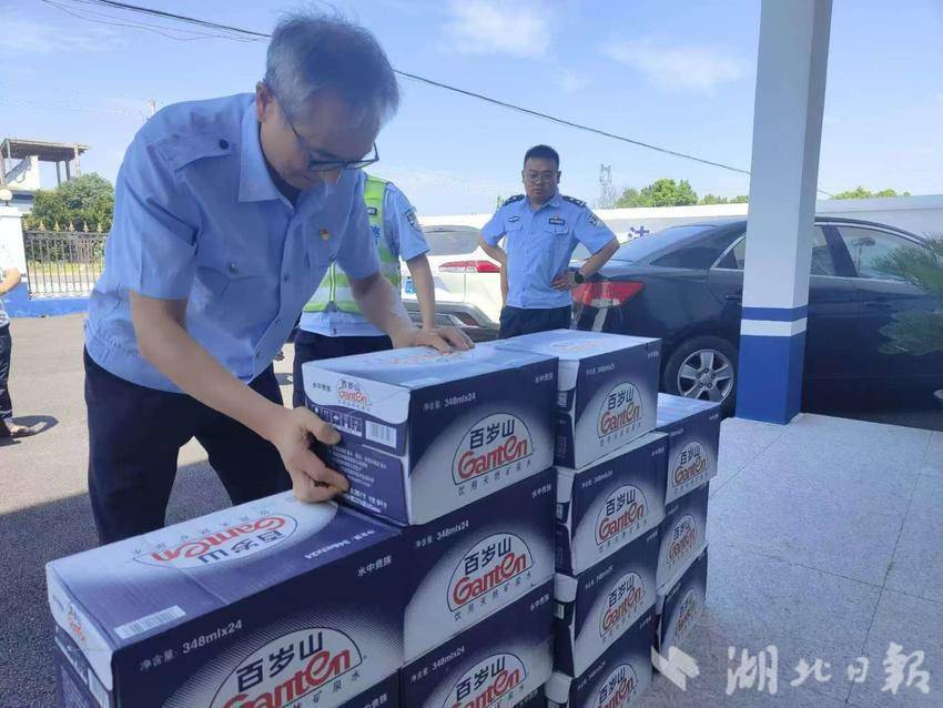 爱心企业和人士连续8年为高温下的交警送清凉
