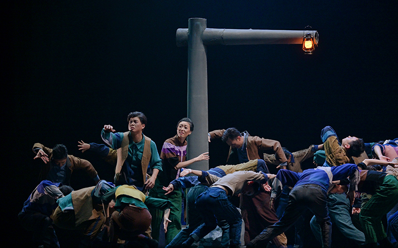 《峡江边的微光》剧照。