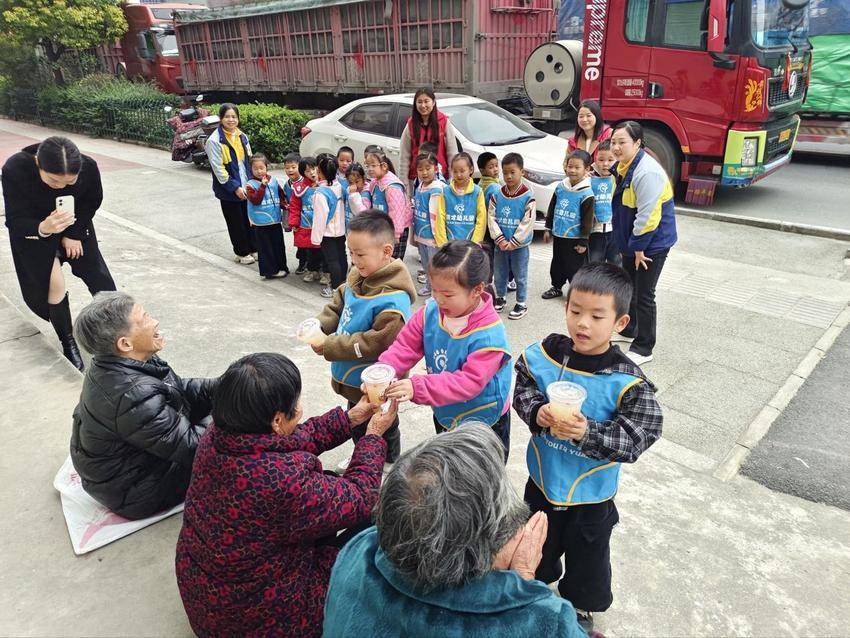 武当山特区开展社区“孝老爱亲”文明新风志愿活动.docx