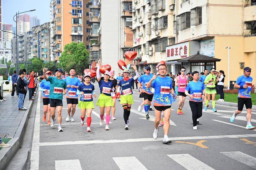 【图文】绿水青山逐“清马” 2024湖北·长阳清江半程马拉松今日开跑.docx
